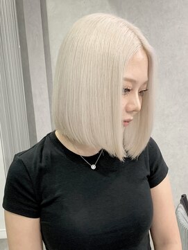 ロウル 渋谷(LOWRL) ホワイト前下がりボブ/デザインカラー/ケアブリーチ