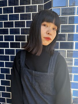 ワイ(wai) 切りっぱなし黒髪ミディアム