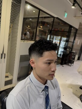 フランクスバーバーザスタンド(Frank’s barber the stand) MEN’S HAIR/サーフカール/刈り上げセンターパート/F