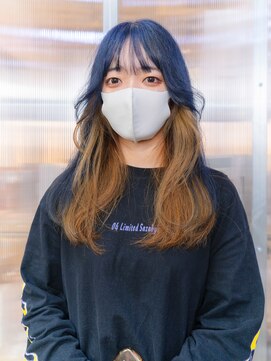 フィッツコア(FITS CORE) ブルーブラックで沈んだヘアをデザイン