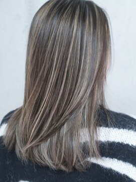 マリアナ(Mariana) ハイライトショートヘアレイヤーカットダブルカラー