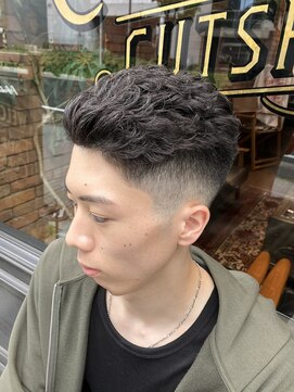 フォーコーナーズ(Four Corners) フェードカット/メンズパーマ/オールバック/ニュアンスパーマ