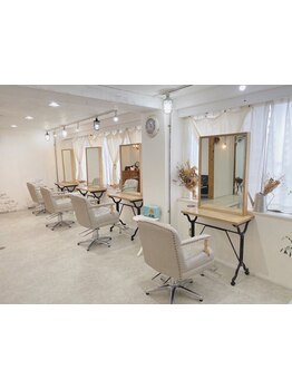 居心地の良いゆったりとした空間で要望も伝えやすい◎オシャレで明るい店内はいるだけで気分が上がる♪