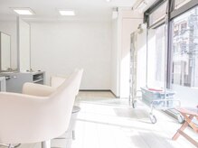 シロ(SiLO)の雰囲気（白を基調とした窓からの光が明るい店内です＊全席タブレット完備）