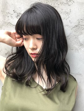 ミィ 表参道(mee.) 【mee.】 黒髪 重め前髪 ゆるウェーブ