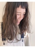眉上バングとくせ毛風ロング◎杉浦 恵