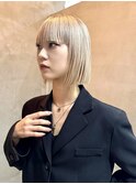 ミルクティーベージュホワイトブロンドおしゃれパッツンボブ
