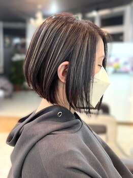 ヘアーアンドビューティーガーデン(HAIR AND BEAUTY GARDEN)の写真/《ショートヘア×白髪ぼかしハイライトの組み合わせが◎》シルエット重視のヘアデザインで上品な印象に☆