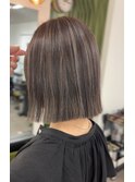 切りっぱなしボブにナチュラルグレージュハイライト