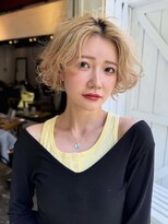 アデ オモテサンドウ(ade omotesando)&nbsp;抜きっぱなしのブロンドとランダムなカールで作る外ハネボブ