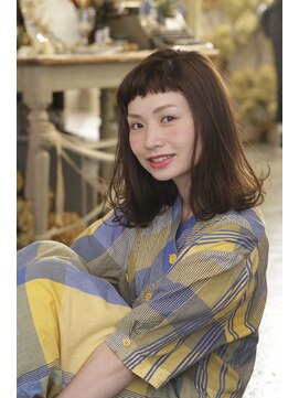 キミ(kimi) 【ｋｉｍｉ】モードレトロなくせ毛風外ハネふわミディー