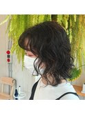 黒髪ミディアムのナチュラルウェーブ
