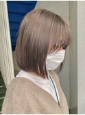 ミルクティーベージュ切りっぱなしボブ大人前下がりボブショート
