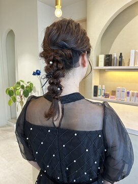 ロイ(ROY) ROYミディアム/ポニー編みおろしアレンジ・ふわふわガーリー