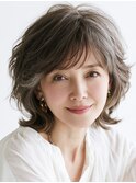 白髪を活かすグレージュショートボブ
