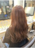 オレンジベージュな柔らかいロングヘアー