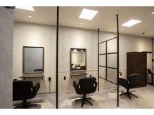 半個室の空間でお悩みを相談しやすい店内【髪質改善/縮毛矯正】 