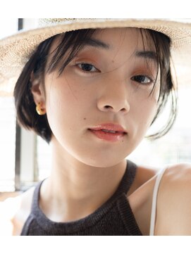 フェザーショートマロンベージュのハットヘアアレンジ