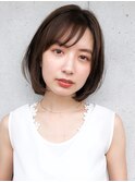 くすみカラー厚めバング耳かけラベージュ毛先パーマショート