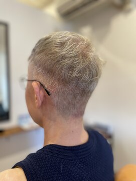 スノウ(snow) ベリーショートな白髪ぼかし2