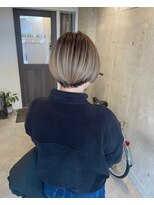 ロッカ(ROCCA)&nbsp;ホワイトグレージュハイライトグラデショート