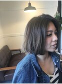 ミディアムボブのアッシュ系カラーで軽さを演出