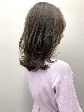 アミヘアーサプライ(AMI Hair Supply) 小顔レイヤー/アッシュベージュ/くびれミディアムオリーブカラー