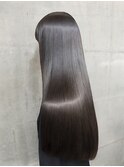 「ロングヘアで、女性らしさを最大限に引き出す」