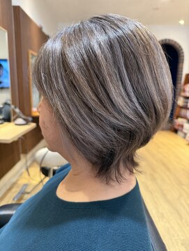 サニープレイスレオ(Sunny place Leo) メッシュで白髪ぼかしグレイヘア