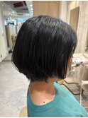 丸みシルエットの黒髪ショートボブ 