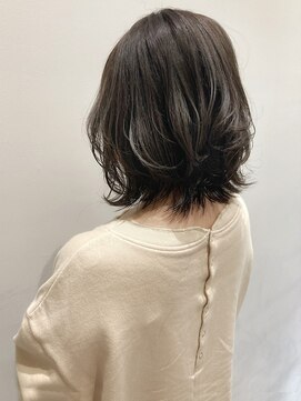 ウクラ バイ レシッド 池袋(uchla by rcid) くびれヘアくびレイヤー外ハネワンカールミディブルーグレージュ