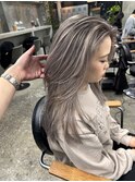 レイヤーボブハイライトブリーチレイヤーハイトーングレージュ