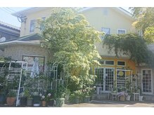 TSUTAYA斜め前。植物で癒される駐車場から2階にお上がりください