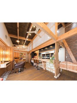 半個室でゆったりお寛ぎください。ウッド調の落ち着く雰囲気の店内でリラックスしたサロン時間を。