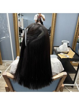 アンフィシュピトロワ(AnFye spi tlow) ［AnFye］うねりを無くして縮毛矯正