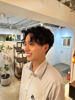 シー.(SHE.)&nbsp;センターパート×スパイラルパーマ