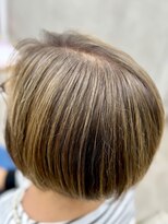 レヴィア(REVIA)&nbsp;白髪ぼかしハイライトブリーチメッシュショートボブ