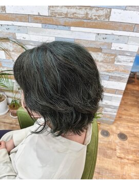 ハウオリ ヘアーワークス(Hauoli hair works) レイヤーボブ×ハイ、ローライト×エメラルドグリーン