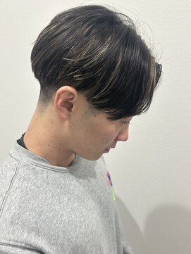 ヒュイル バイ ニアウ(Hwyl by Niau) メンズセンターパートメッシュパーマニュアンスパーマ刈り上げ