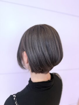 ヘアメイクアン(Hair Make Une) 夏のイメチェンに♪ 透明感たっぷりのシルバーグラボブ◎