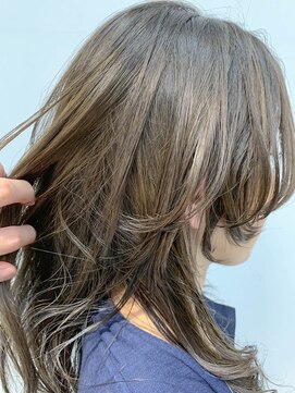 テトヘアー(teto hair) ウルフ、ミディアムヘア、グレージュ、ミルクティベージュ