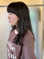 タヴィ(Tavi)&nbsp;ワイドバング×ナチュラルウェーブのロングヘア/ロングパーマ