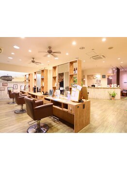 西海岸をイメージしたレトロリゾートな空間！落ち着いた雰囲気でリラックスしながら施術を受けられます◎