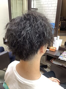 美容室フィール(feel)の写真/【カット+メンズパーマ¥12650→¥10890】ON/OFFどちらもキマるスタイルをご提案！ワンランク上のオトコに◇
