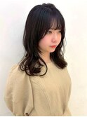 暗めグレージュ ミディアムレイヤー 顔周りカット ゆる巻き