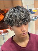 波巻きパーマ×ハイライトでストリート感溢れる男らしいヘアに◎