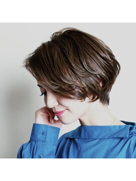 リファインド(REFINED) 前下がりショートボブ　　鈴木