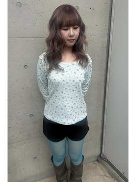 ピア ヤクイン(Pia Yakuin) くすみピンクのゆるふわミディアムウェーブ