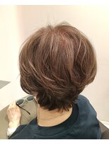 アンベリールフルー(EMBELLIR fleur)&nbsp;明るめ白髪ぼかしカラーの前下がりグラデーションボブ