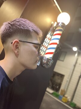 ゼロスバーバー(0's BARBER SHOP) ハイトーンブリーチスキンフェードクロップ